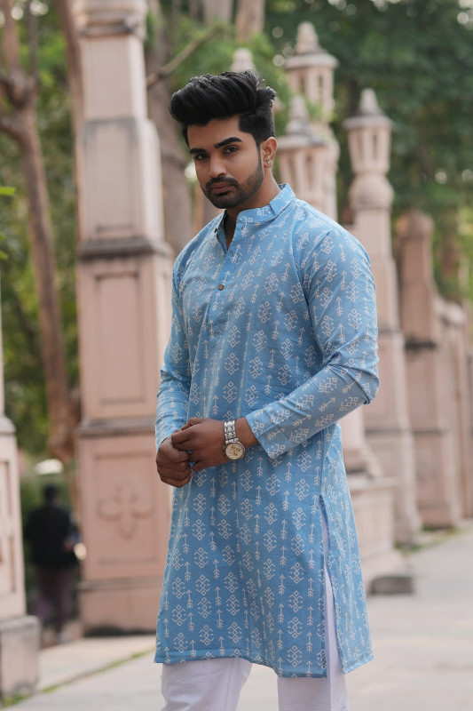 english me do or long descrepsoin do english me Light blue or sky blue with a geometric print or traditional/ethnic print.