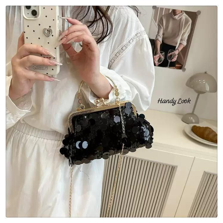 Sequined evening bag, clutch purse, or party handbag.(Black)